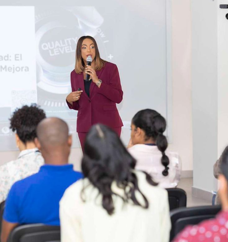 Facilitadora de ECCO Academy impartiendo una charla de calidad ante un grupo de participantes